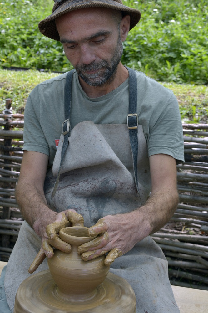 Съвременни майстори и арт керамика в България